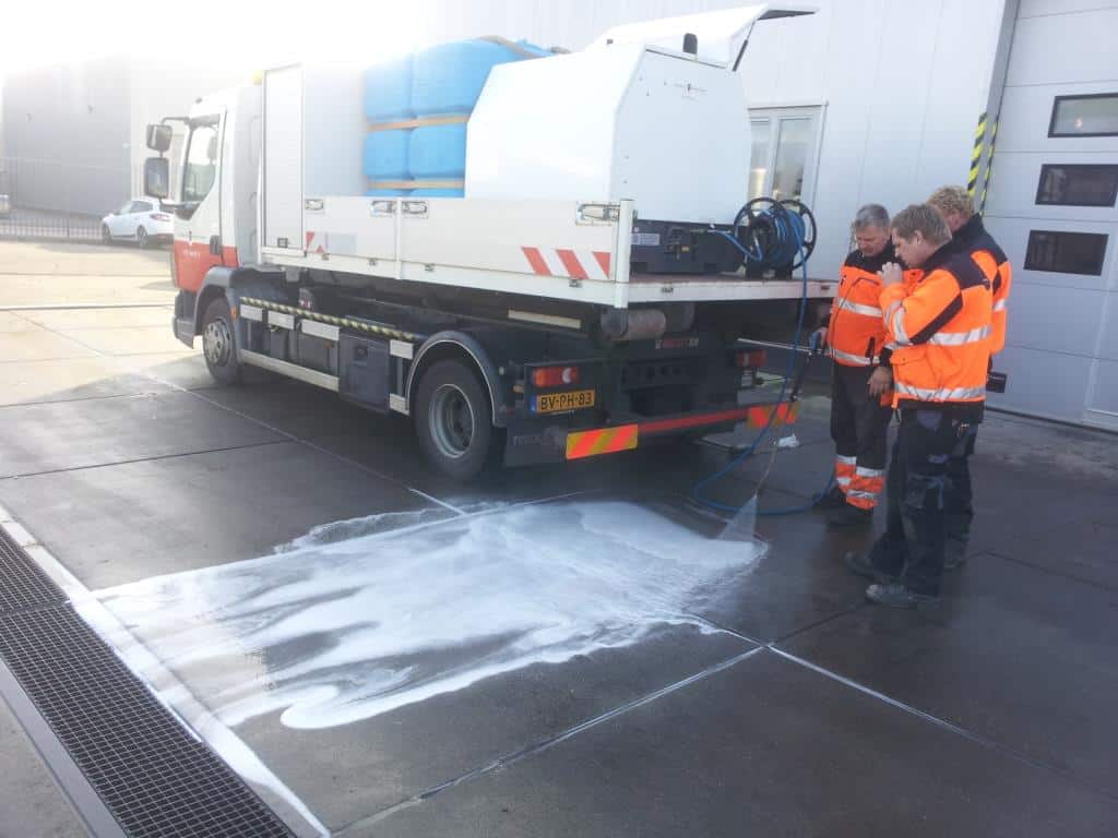 Oil Cleaning with AQUAQUICK 2000 Government Road spill cleaning the Netherlands